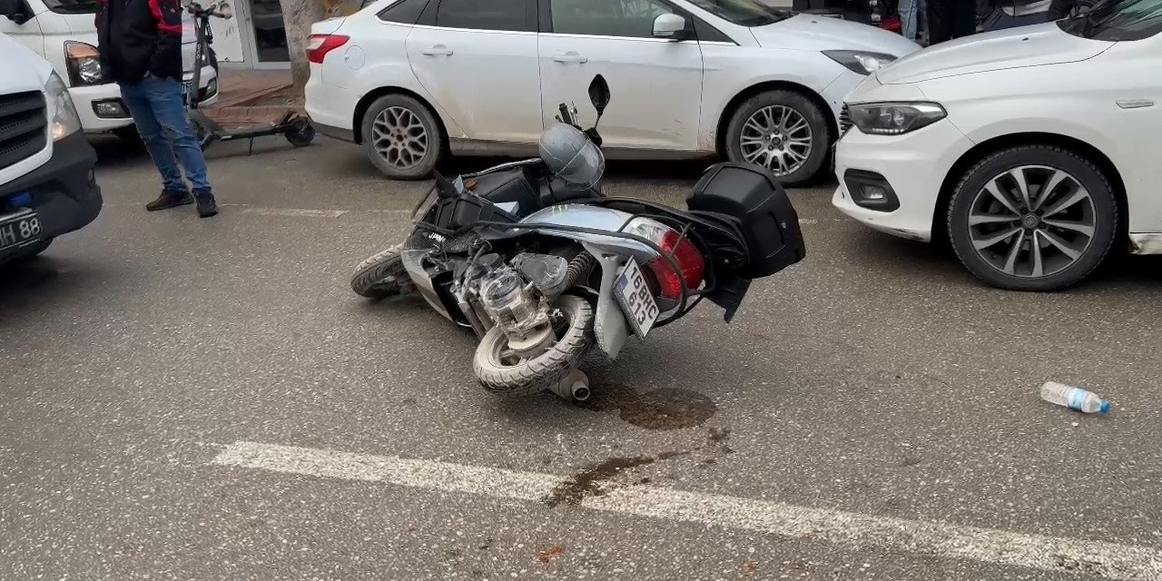 Yağış Sebebiyle Direksiyon Hakimiyetini Kaybeden Motosikletli Yere Düştü