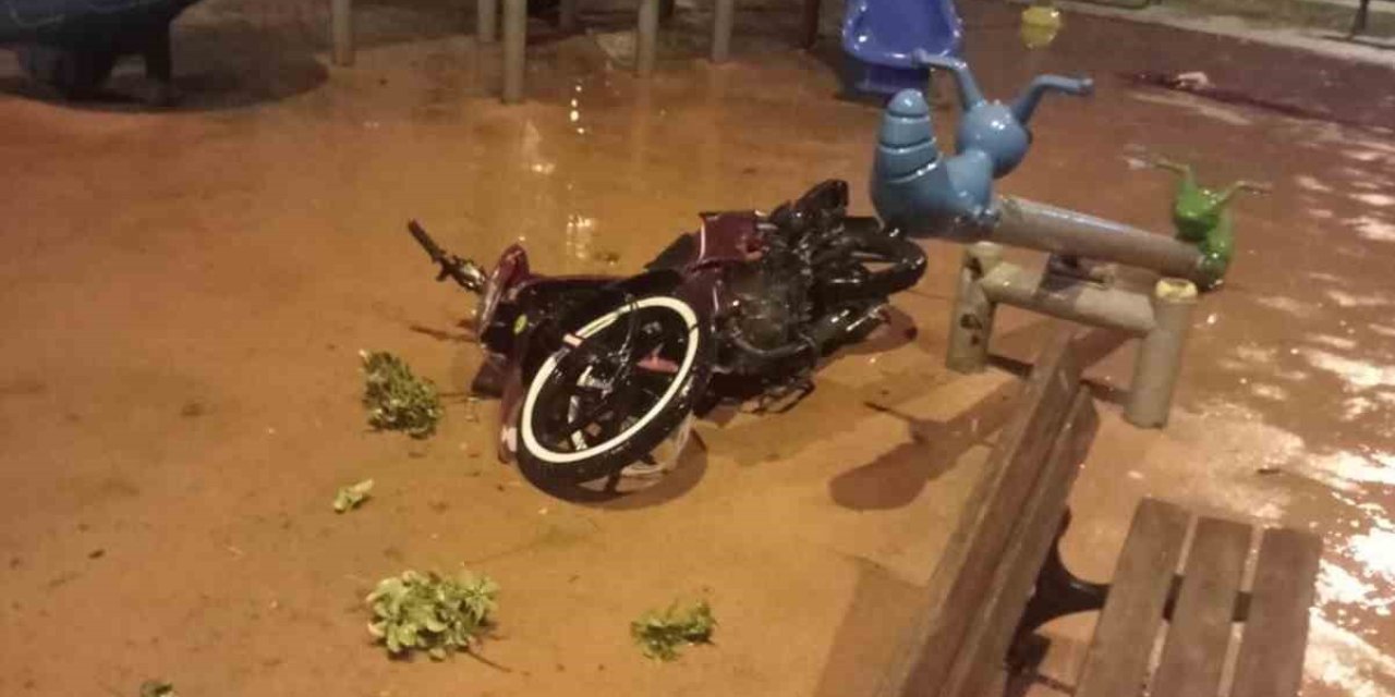 Çocuk Parkına Dalan Motosikletli Hayatını Kaybetti