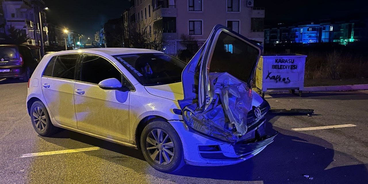 Otomobilin Kapısı, Çarpıştığı Aracın Farında Asılı Kaldı