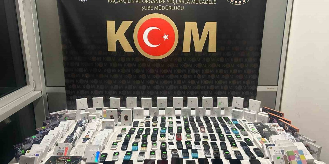 Gümrük Kaçağı 102 Telefon Ve 25 Akıllı Saat Ele Geçirildi