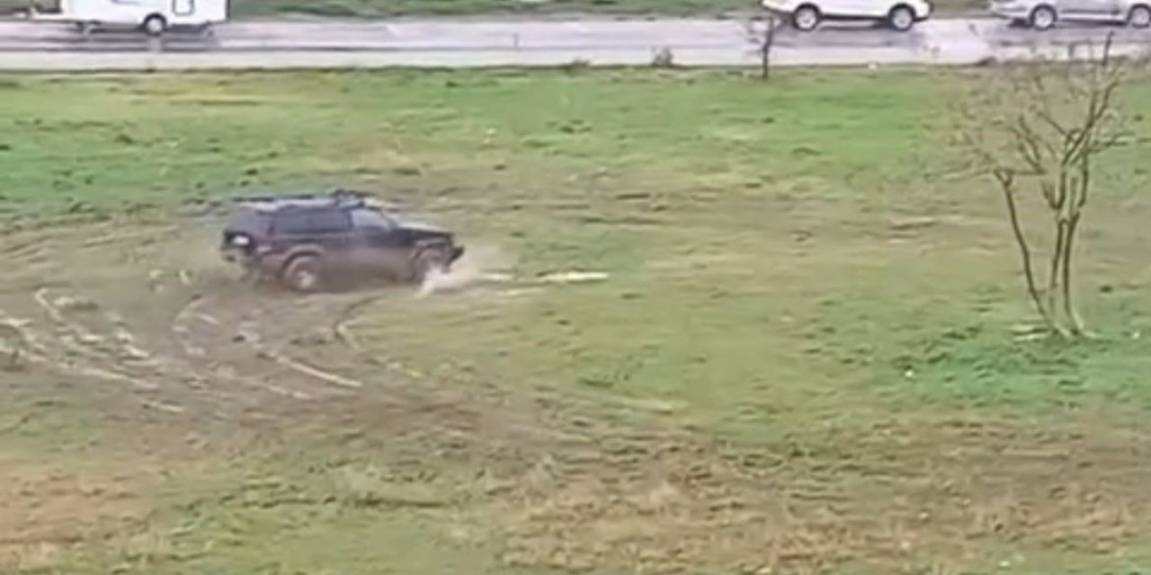 Yeşillik Alanda Drift Attı