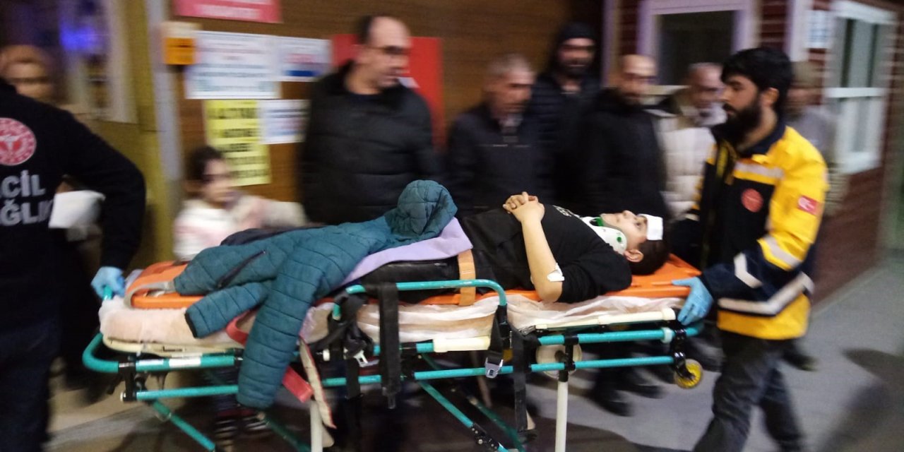 Kavşakta 2 Otomobil Çarpıştı: 2’si Ağır 4 Yaralı