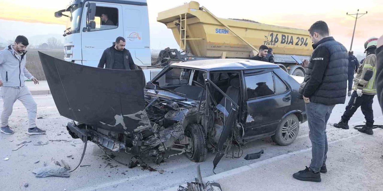Kamyon İle Otomobil Kafa Kafaya Çarpıştı