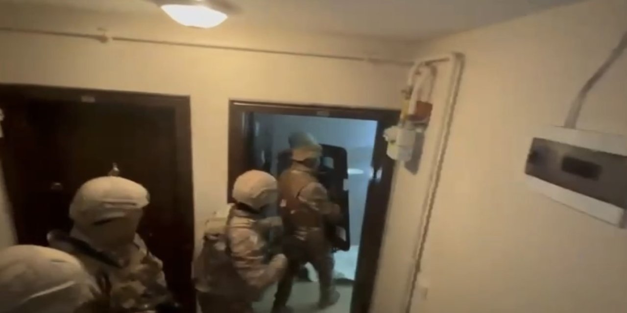 Firari Hükümlülere Operasyon: Kapılar Koçbaşıyla Kırıldı, Şüpheliler Adreslerinde Yakalandı