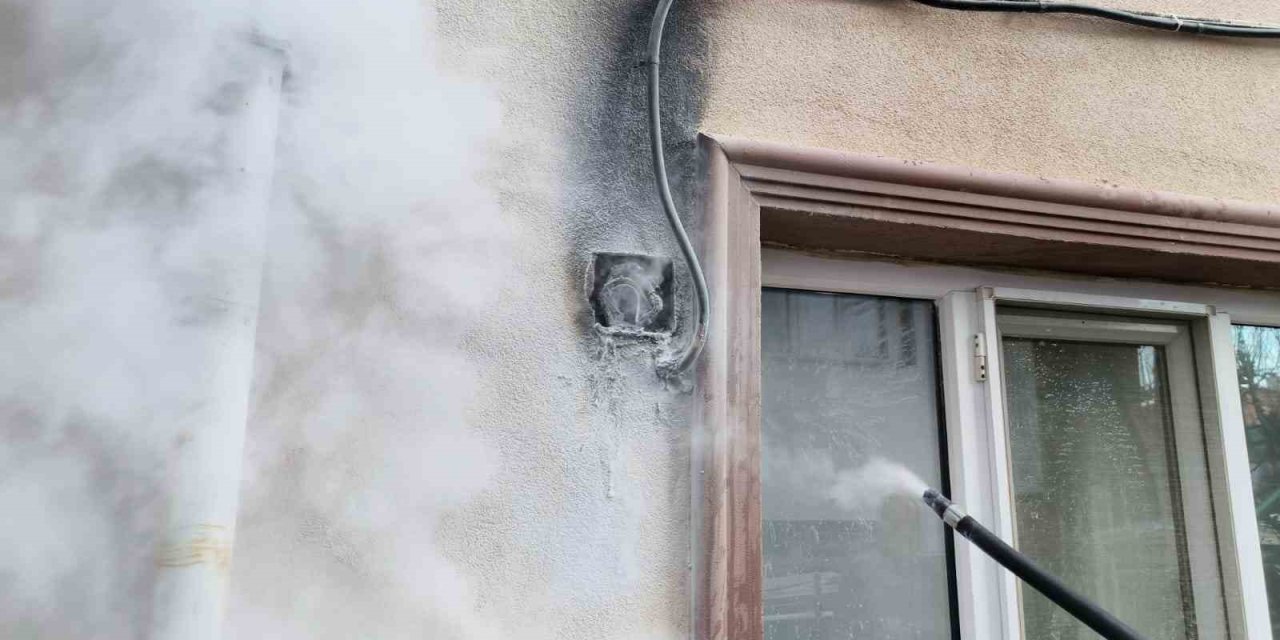 Bina Girişindeki Elektrik Panosunda Çıkan Yangın Korkuttu