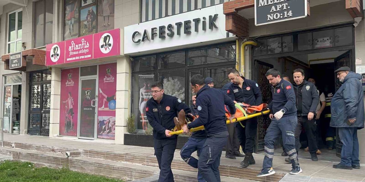 5’inci Kattaki Merdivenlerden Düşerek Yaralanan Kadın Hastaneye Kaldırıldı