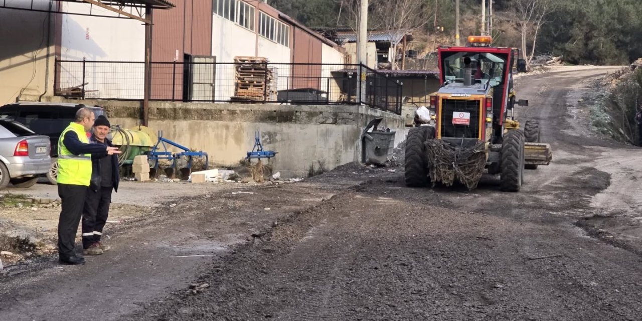 Sanayi bölgesindeki yollar onarıldı