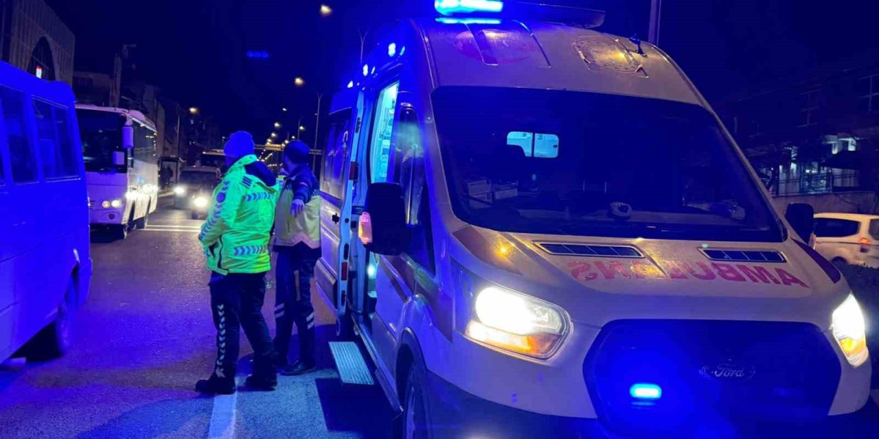 Otomobil İle Motosiklet Çarpıştı