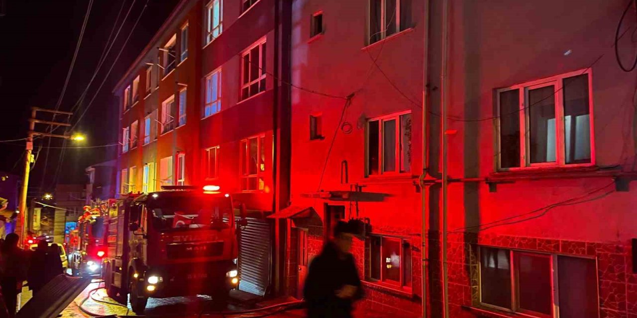 Çatıyı Yakıp Aşağıya Atlayan Adam Ağır Yaralandı