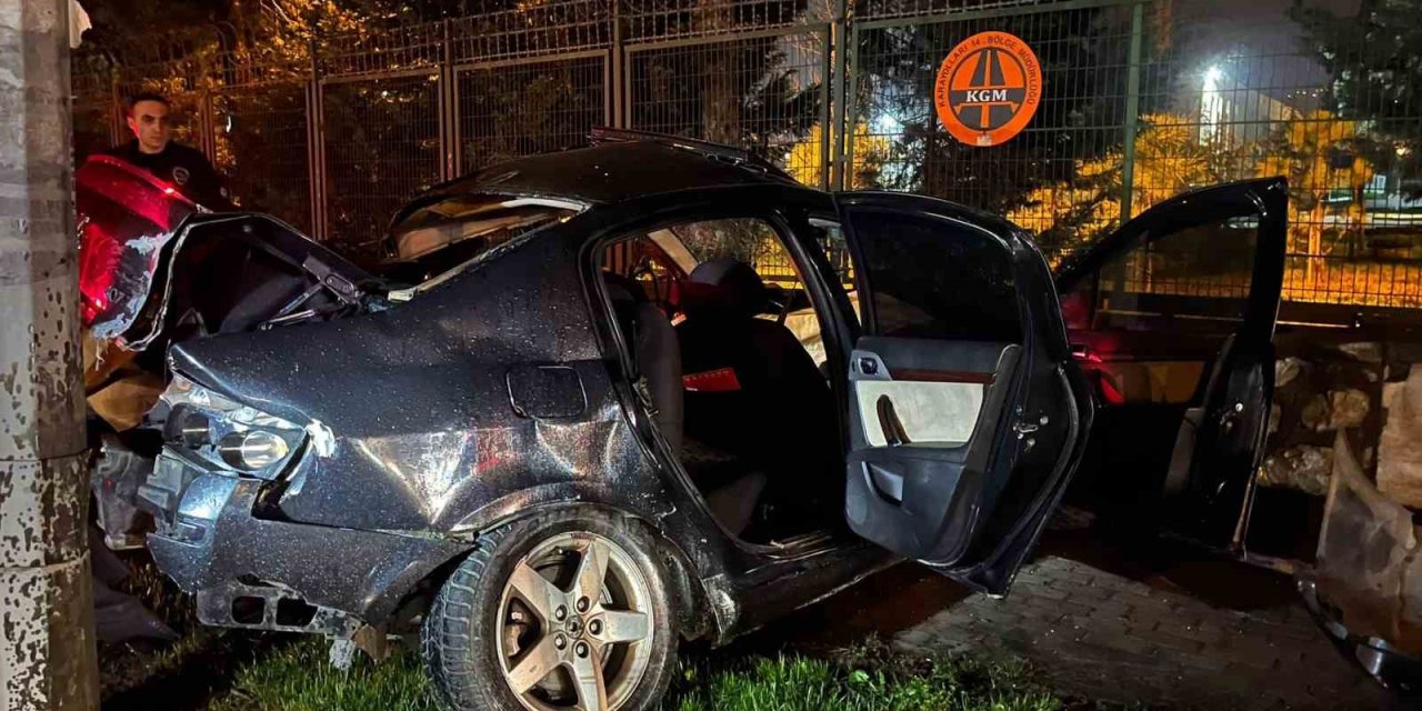 Trafikte Makas Atan Araç Önce Ağaca, Ardından Aydınlatma Direğine Çarptı