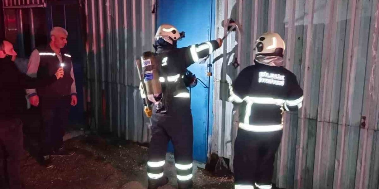 Bir Fabrikanın Hurdalık Deposunda Yangın Çıktı