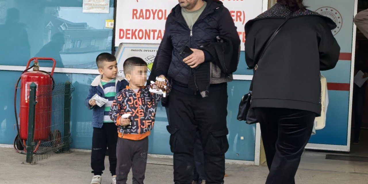 Kapıya Elini Sıkıştıran Çocuğun Parmağı Koptu