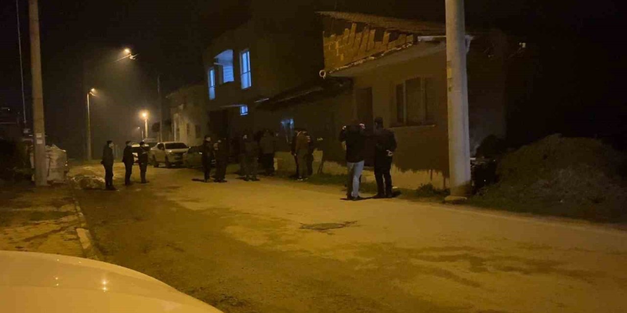 Bir Evi Kundakladığı İddia Edilen Şahıs Bıçakla Ekiplere Direndi