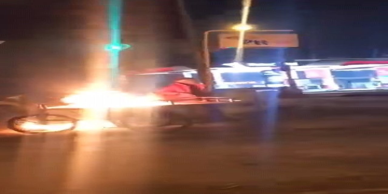Alkollü Şahıs Ekmek Teknesini Ateşe Verip Başında Oturdu