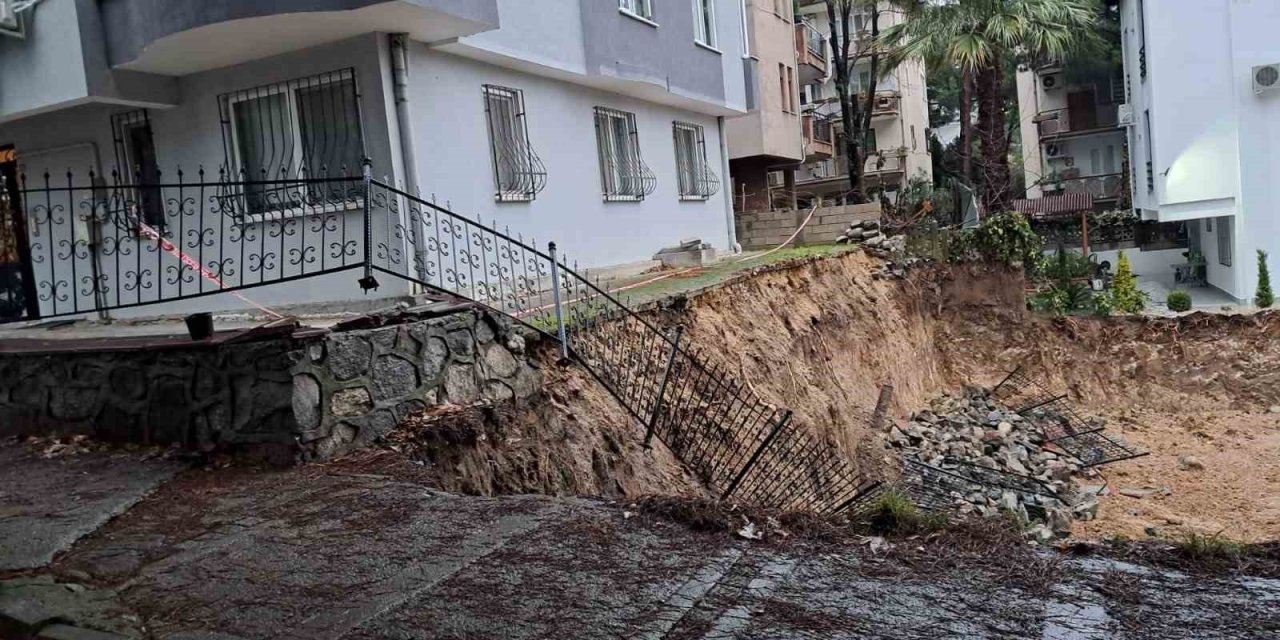 İnşaat Alanında Heyelan Oldu, Bina Kaydı, Vatandaşlar Korku Dolu Anlar Yaşadı
