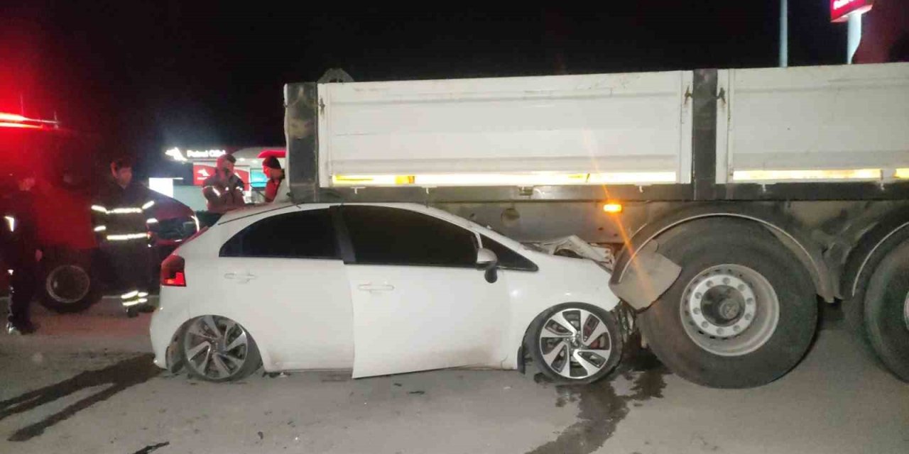 Otomobil Tırın Altına Girdi: 2 Yaralı