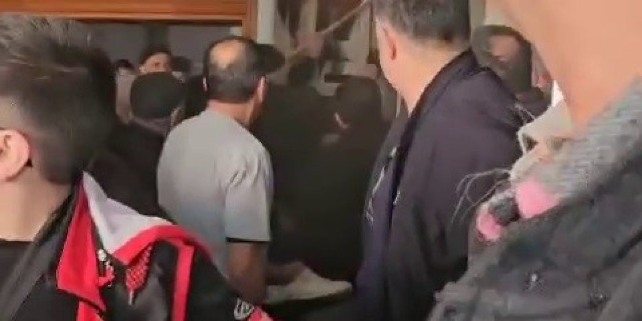 Cuma Vakti Camiide Korkutan Yangın