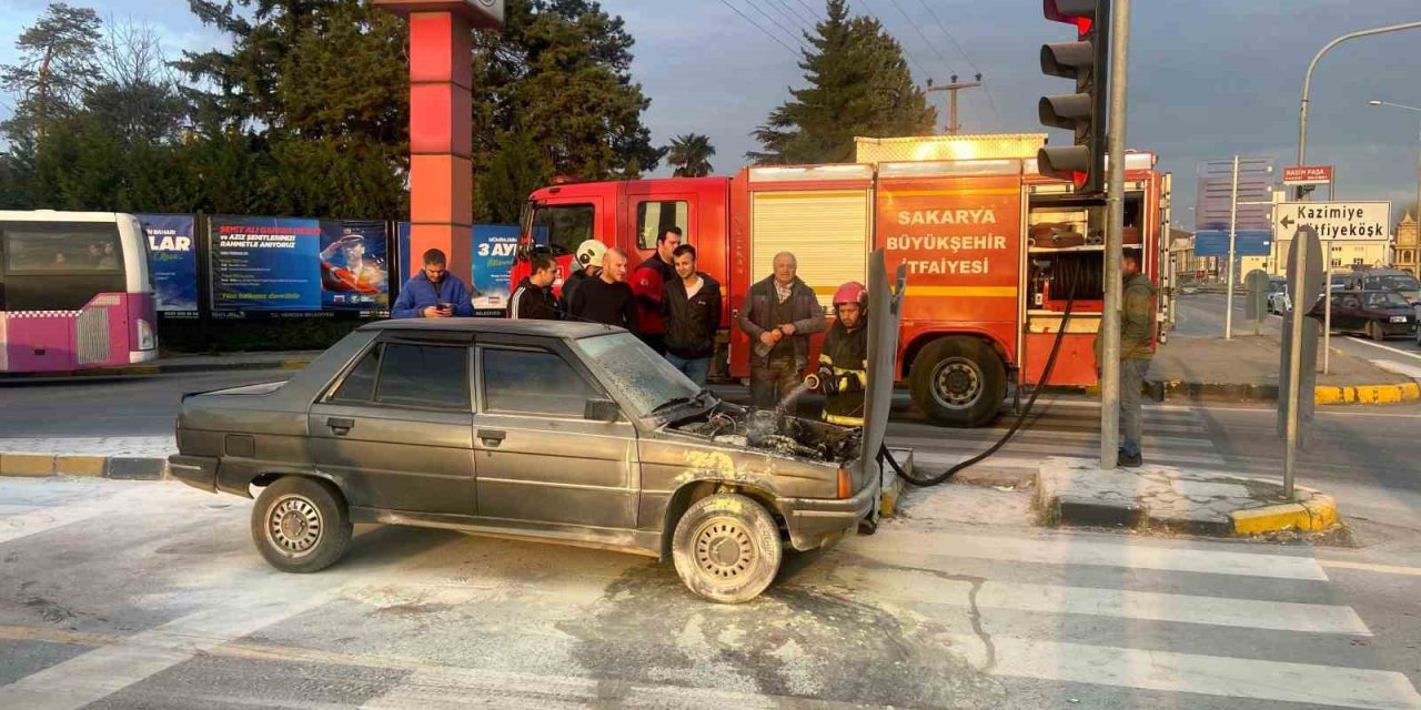 Otomobil Bir Anda Alev Aldı