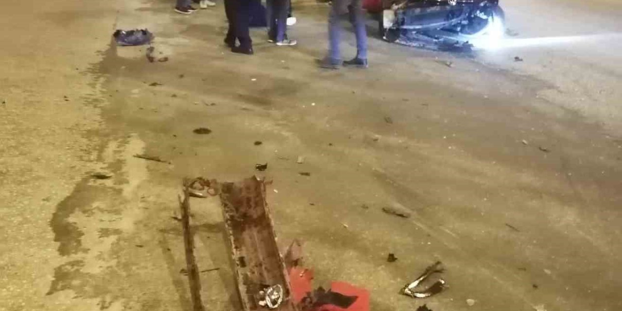 Orta Refüje Çarpan Otomobil Sürücüsü Yaralandı