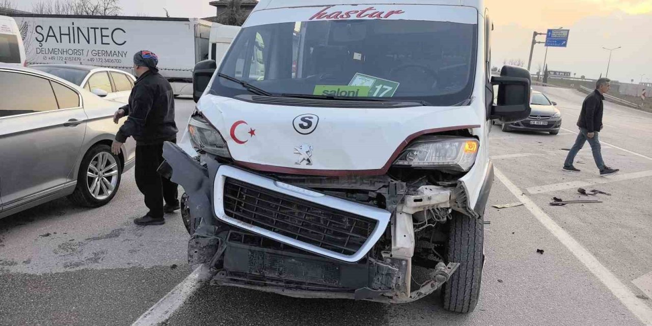 Öğrenci Servisi Otomobille Çarpıştı: 6’sı Öğrenci 10 Yaralı