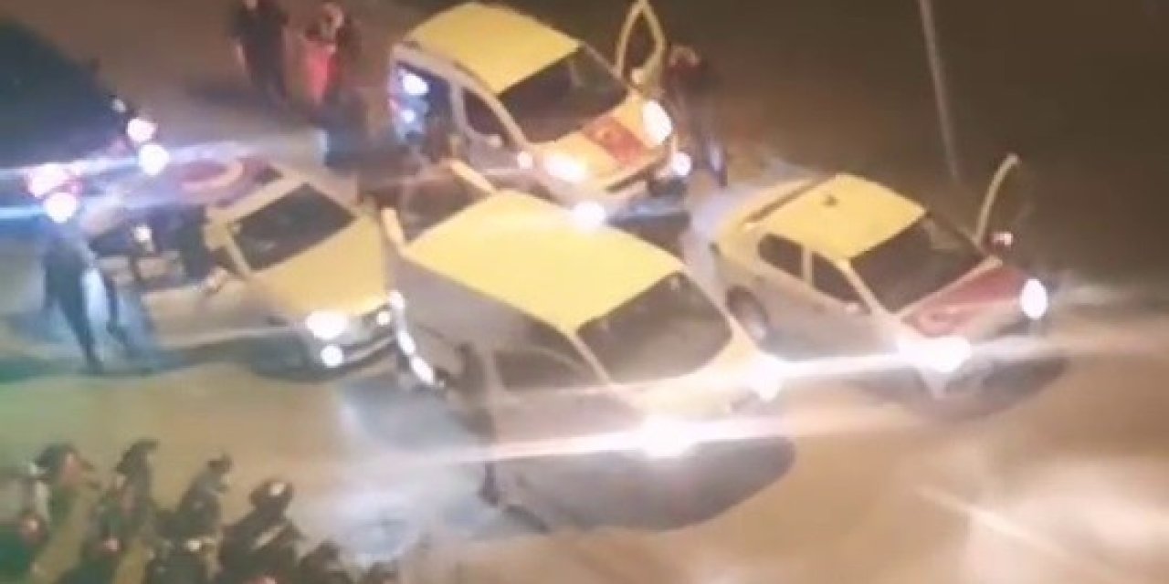 Yoğun Trafiği Hiçe Saydılar, Yolu Kesip Böyle Eğlendiler