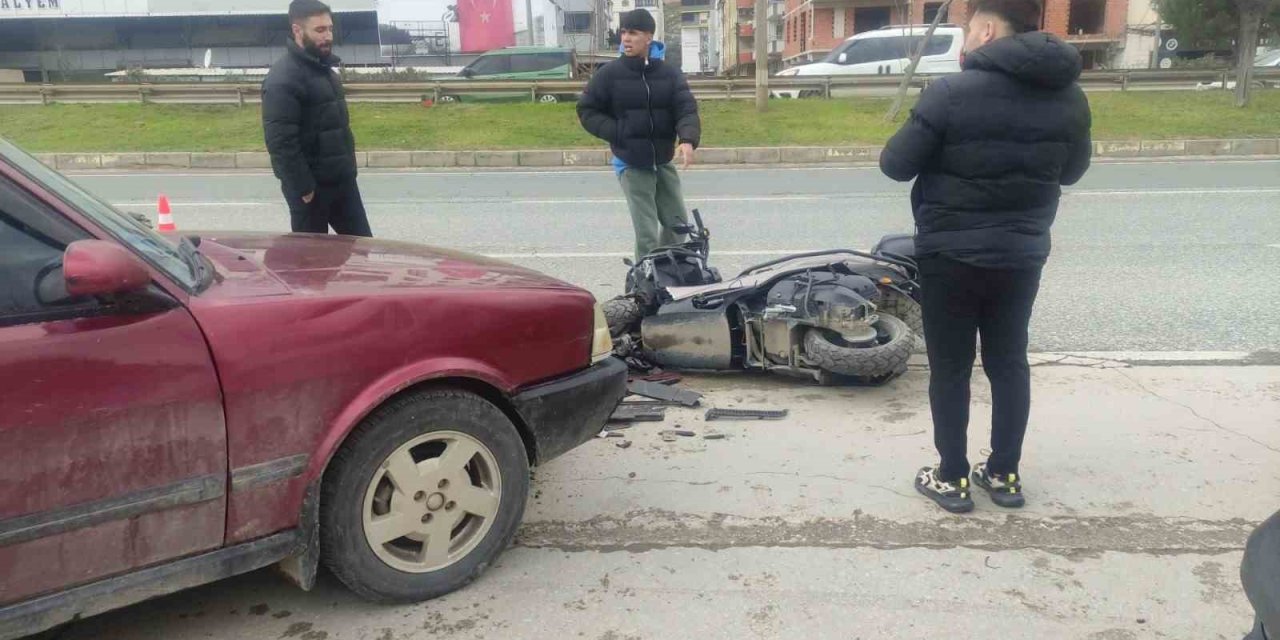 Motosiklet Otomobille Çarpıştı