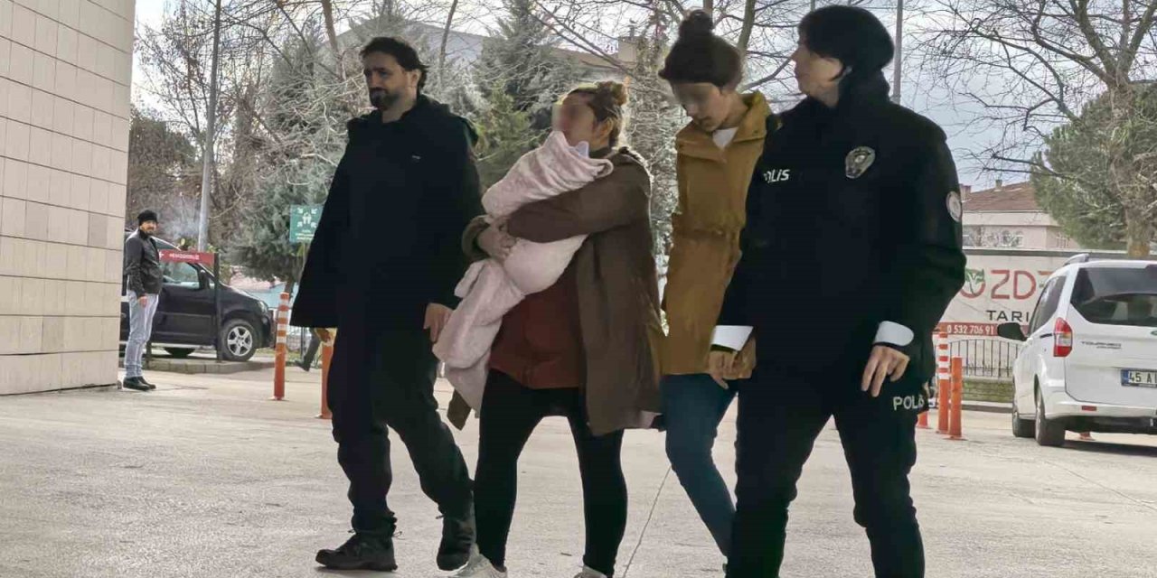 Kucaklarında Bebekle Hırsızlık Yapan 2 Kadın Yakalandı