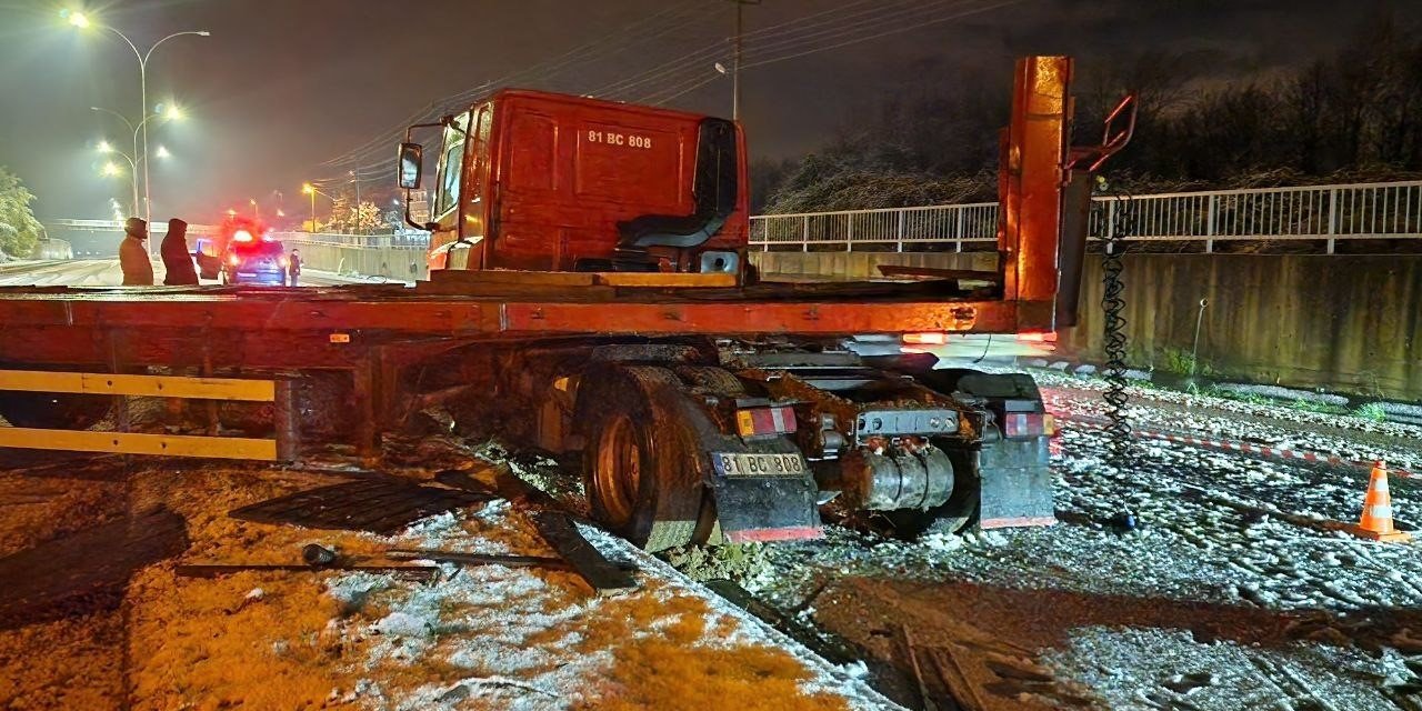 Kayganlaşan Yolda Makaslayan Tırın Sürücüsü Yaralandı