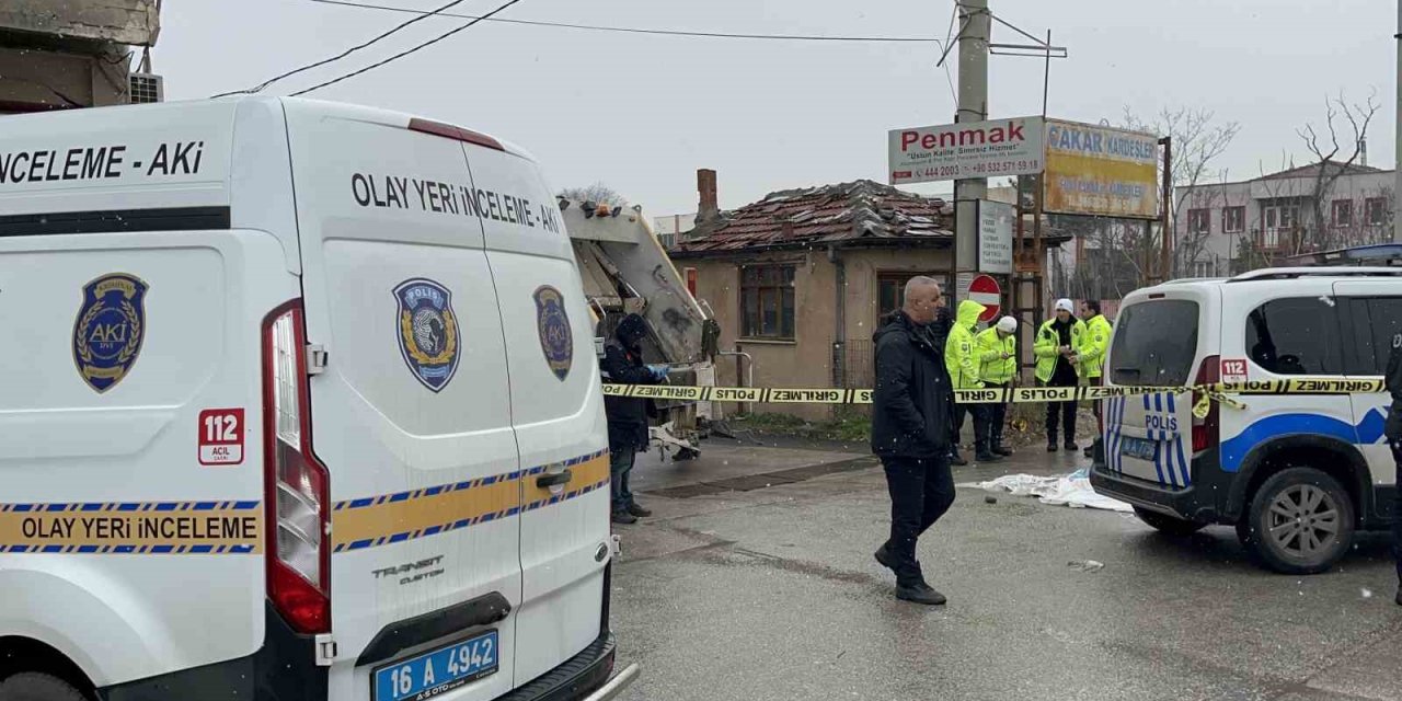 Çöp Kamyonunun Altında Kalan  Kadın Hayatını Kaybetti