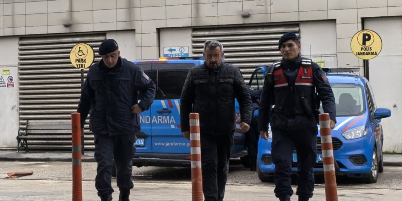 Oğluna Vurduğu İddia Edilen Müdür Yardımcısını Sokak Ortasında Darbetti