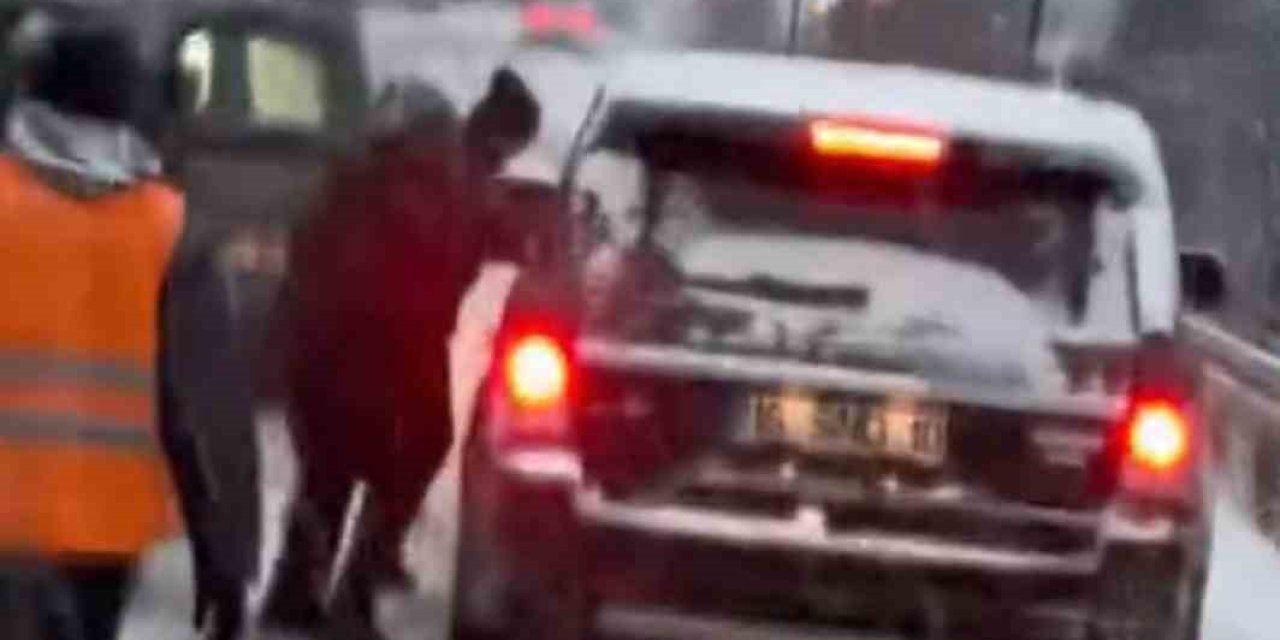 Buzlu yolda kayan cipi durdurmak için peşinden koştular