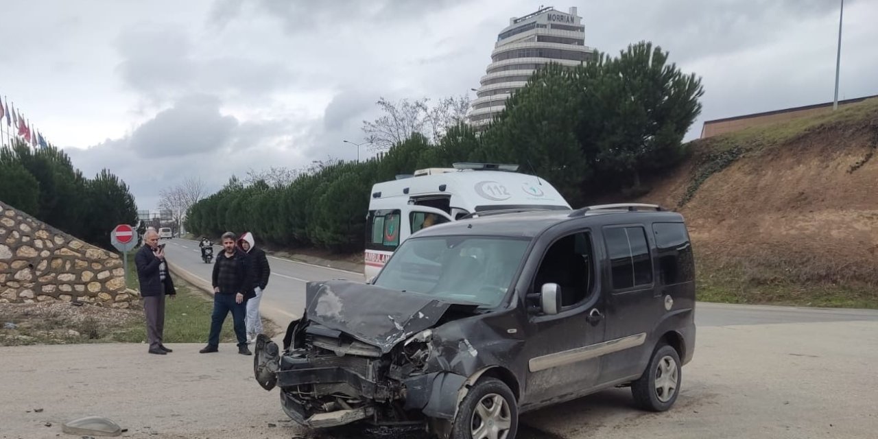 Minibüs İle Hafif Ticari Araç Çarpıştı