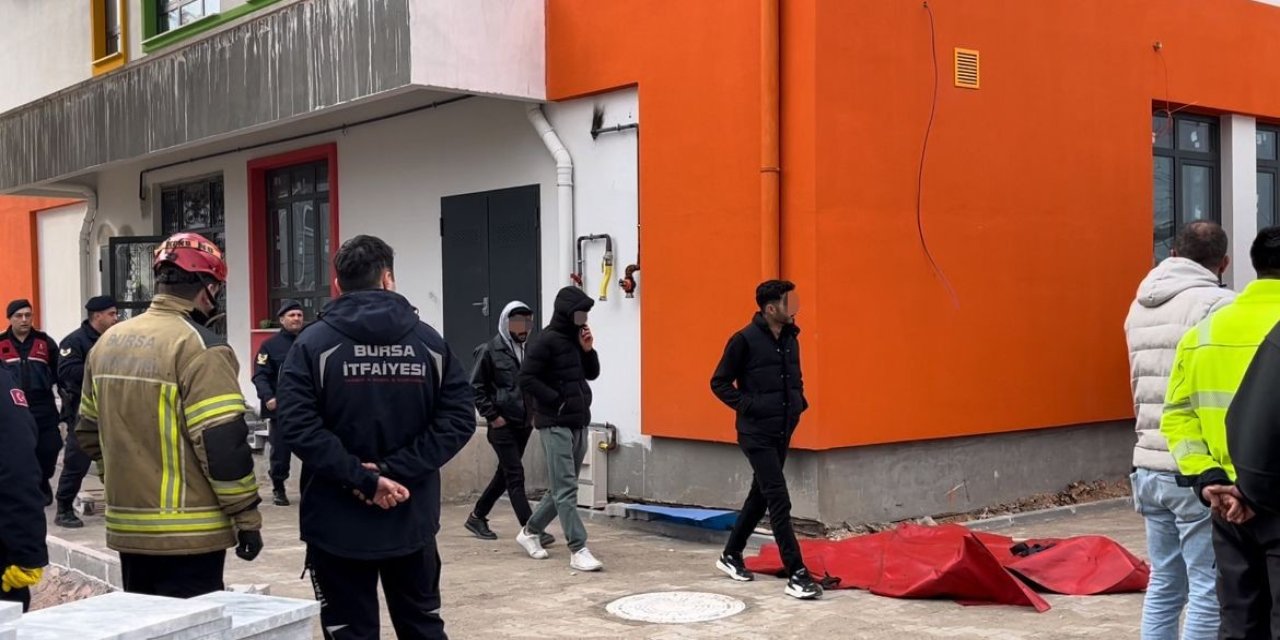 Paralarını Alamayan İşçiler Anaokulunun Çatısına Çıktı