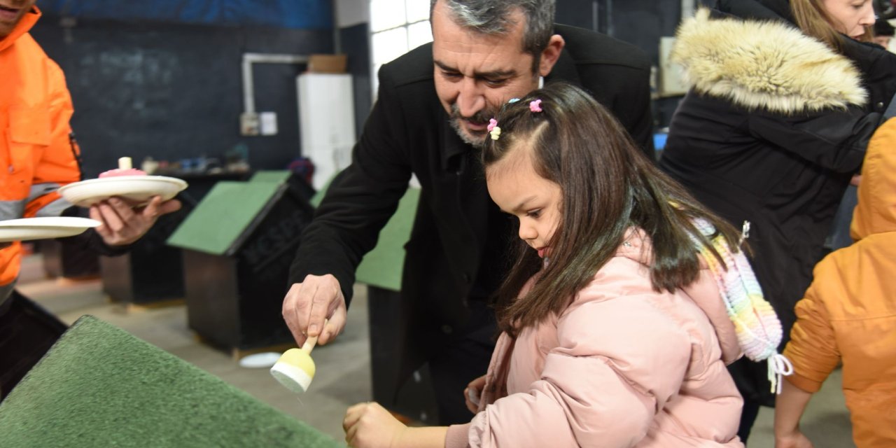 Sokak Hayvanları İçin Yapılan Kulübeleri Çocuklar Boyadı