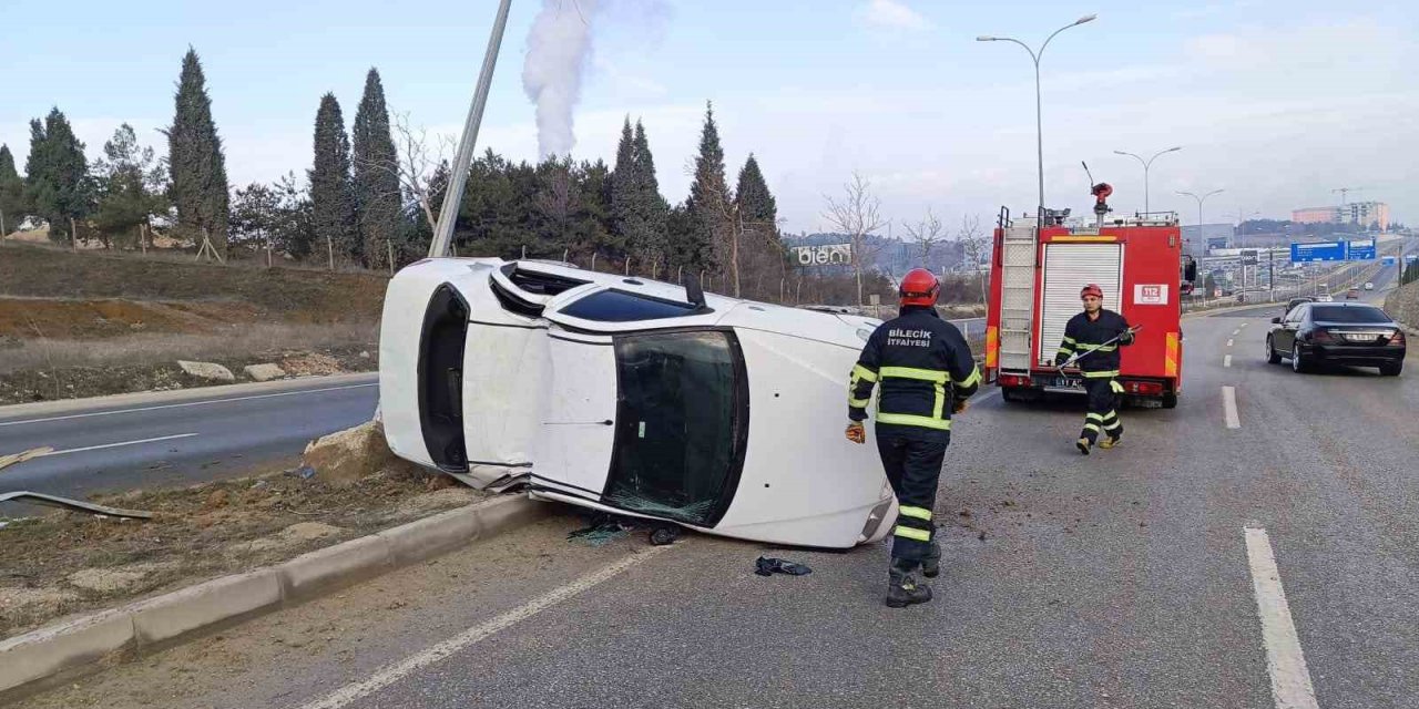 Kontrolden Çıkan Otomobil Devrildi, 2 Kişi Yaralandı