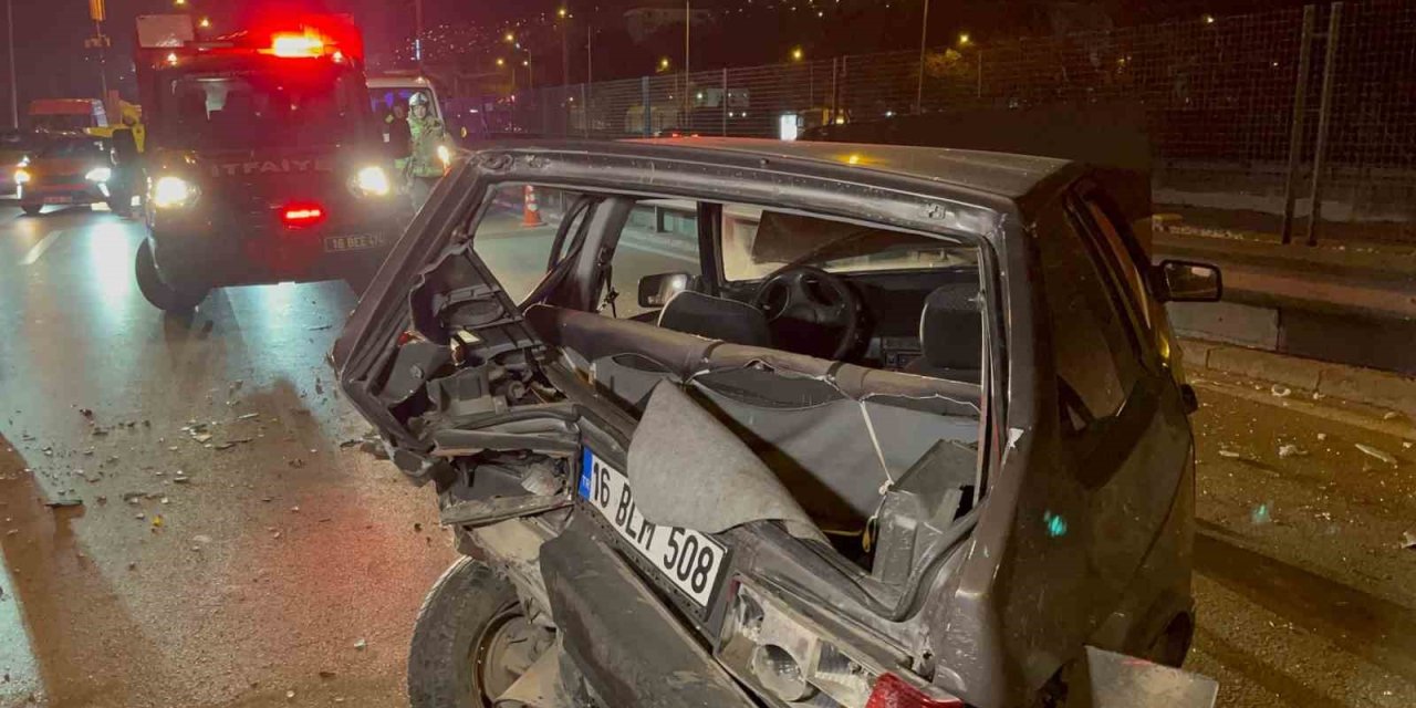 Aracının Direksiyon Hakimiyetini Kaybeden Sürücü Önündeki 3 Otomobile Çarparak Durabildi