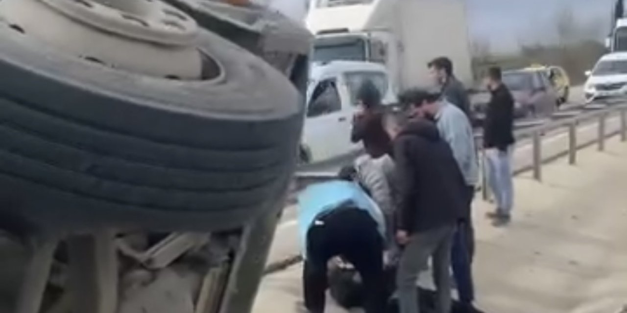 Kamyon Devrildi, Sürücü Yaralandı