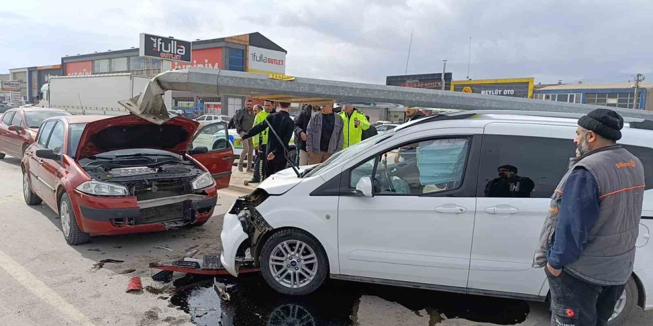 Kırmızı Işıkta Bekleyen Otomobile Çarptı