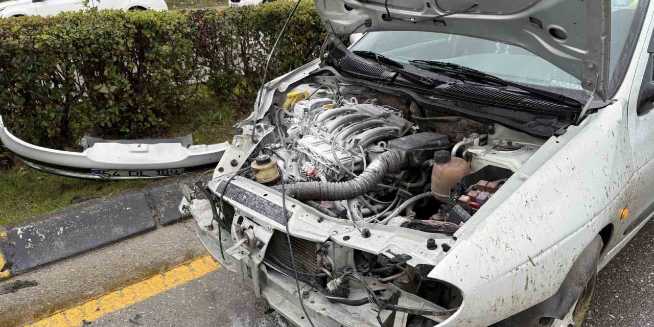 Kontrolden Çıkan Otomobil Refüje Çarptı, Motor Kısmı Yandı