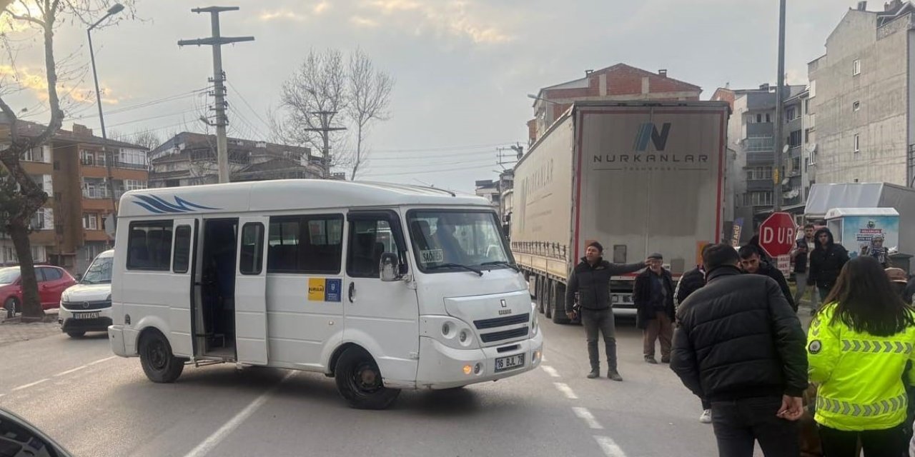 Minibüs İle Çarpışan Motosikletteki Çift Yaralandı