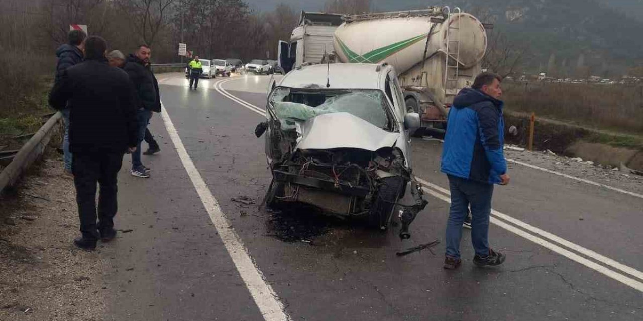 Tır ile panelvan çarpıştı