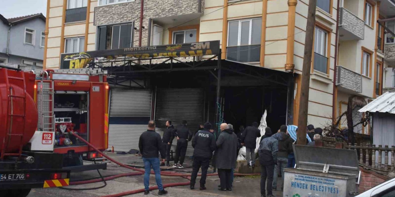 Oto Yıkamacıda Çıkan Yangında Dükkan Kullanılamaz Hale Geldi