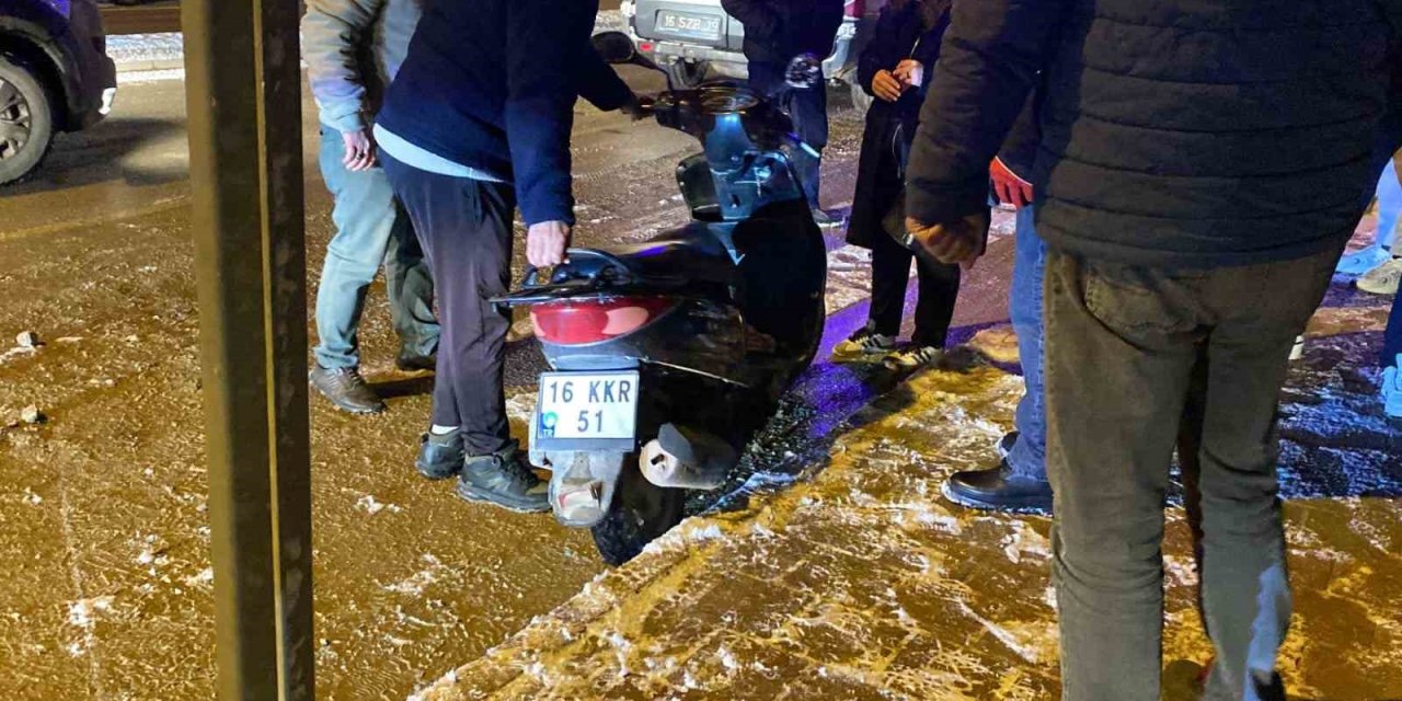 Motosiklete 1 Dakika İçinde İki Kez Otomobil Çarptı!