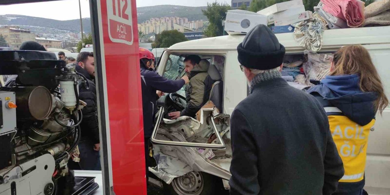 Minibüs, Ticari Araca Çarptı!