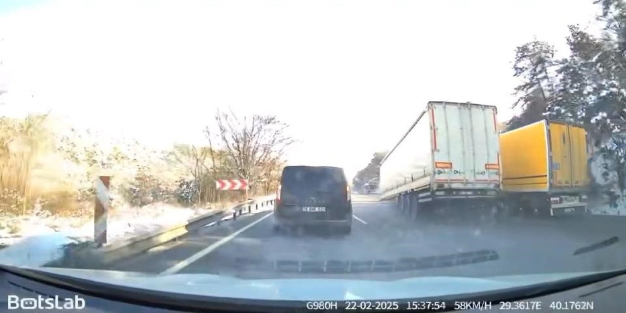 Tırın Dorsesi Yol Ortasında Kaldı