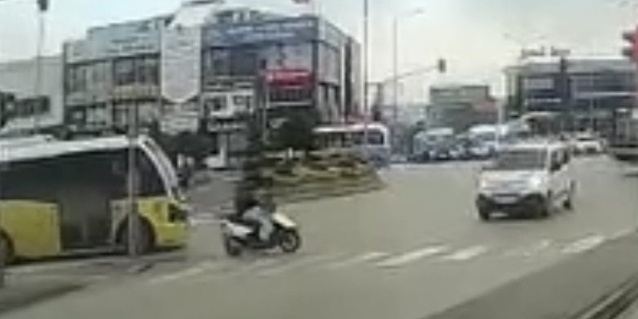 Yaya Geçidini Kullanan Motosiklete Otomobil Çarptı