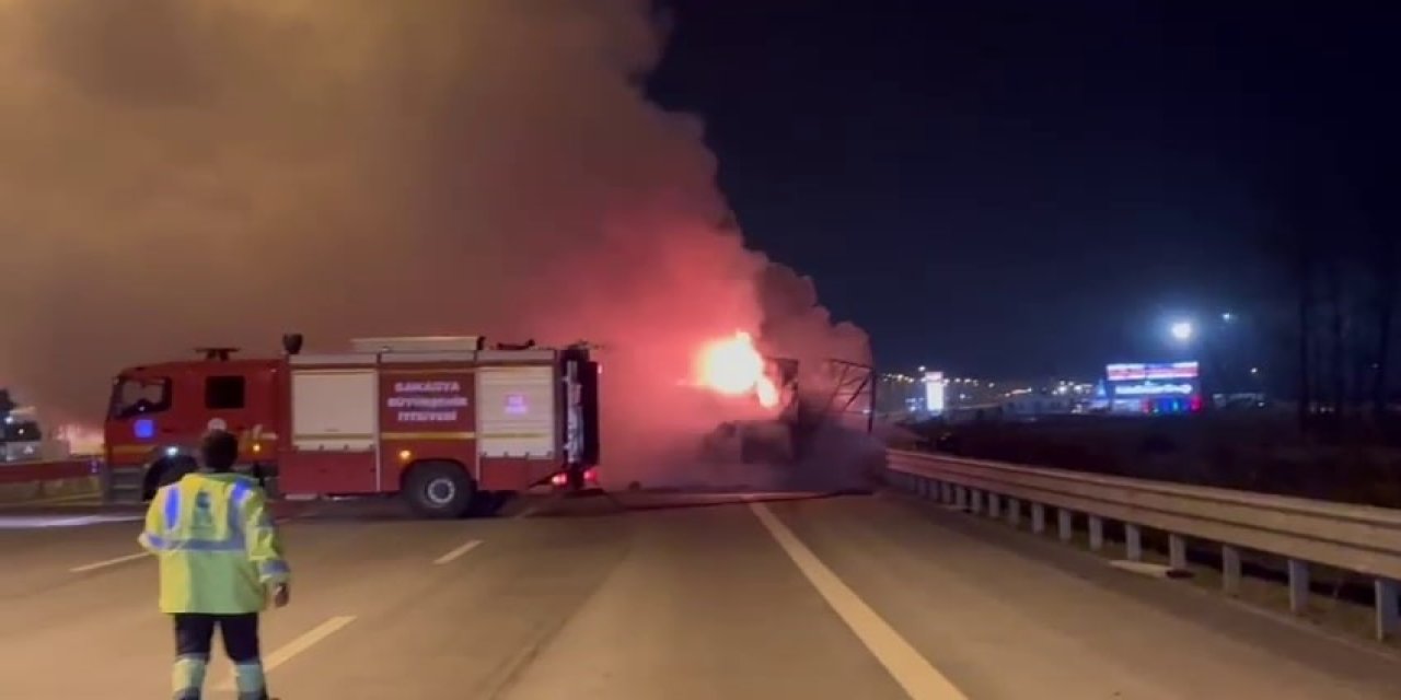 Seyir Halindeki Tırın Dorsesi Alev Topuna Döndü