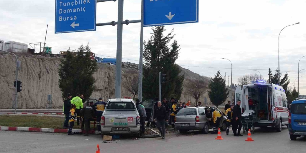 Otomobil İle Kamyonet Çarpıştı, 4 kişi yaralandı