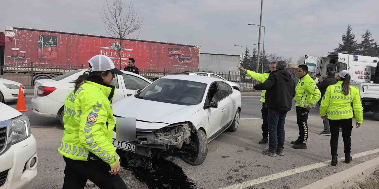 Otomobiller Çarpıştı 2 Kişi Yaralandı