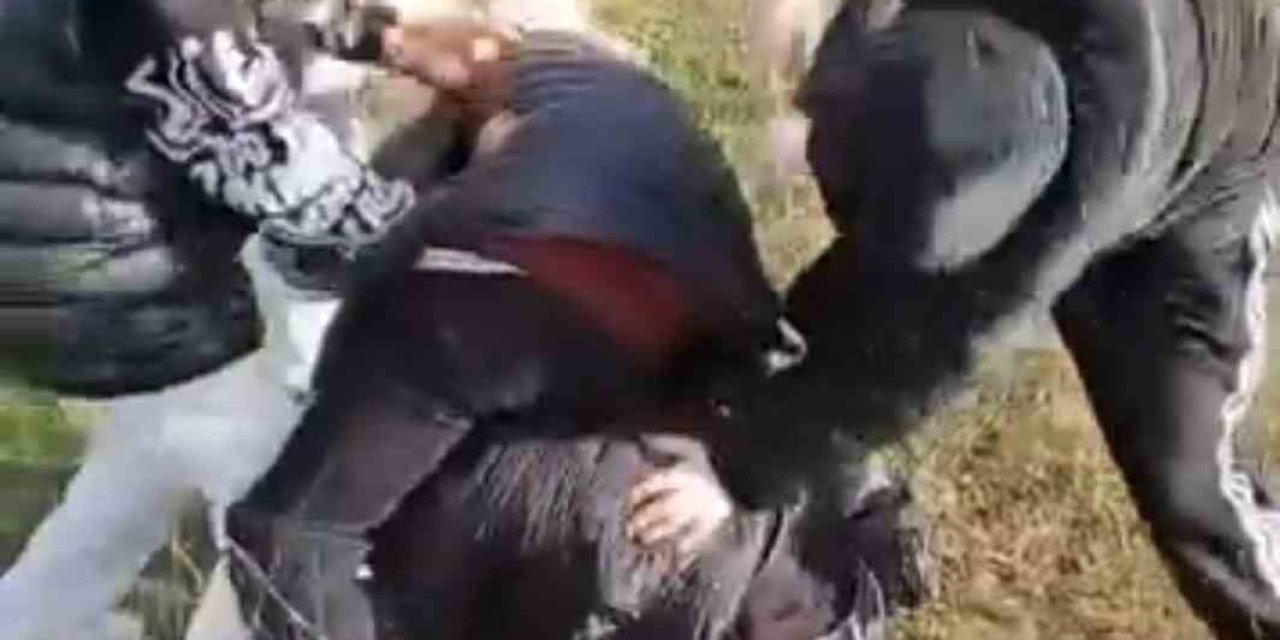 Aralarına Aldıkları Çocuğu Darp Edip Kameraya Aldılar